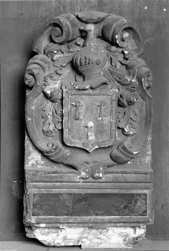fragment de monument à l'écu armorié de Louis de Machault
