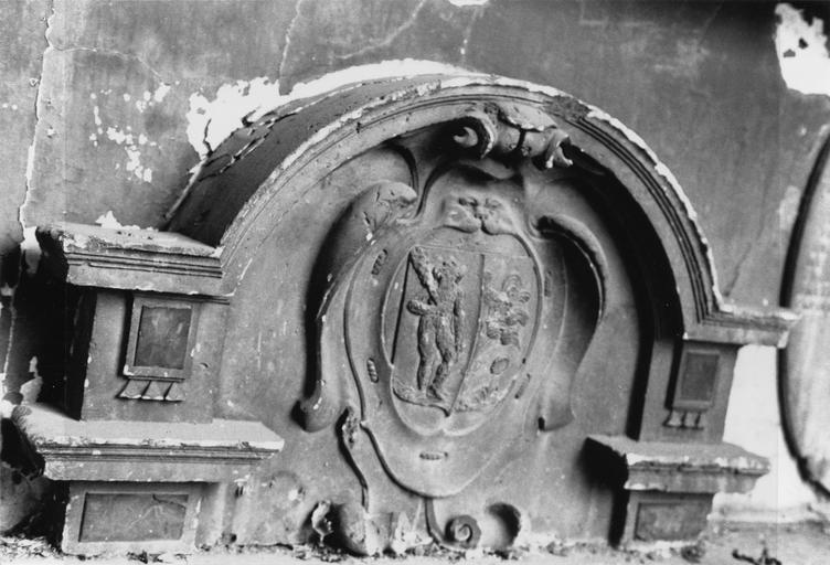 fragment de monument à l'écu armorié de François Sauvage (ou Sauvaige) et de Marguerite Coppin (ou Copin) - © Ministère de la Culture (France), Médiathèque du patrimoine et de la photographie (objets mobiliers), tous droits réservés