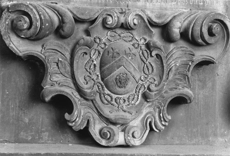 fragment de monument à l'écu armorié d'Hélène de la Bistrate - © Ministère de la Culture (France), Médiathèque du patrimoine et de la photographie (objets mobiliers), tous droits réservés