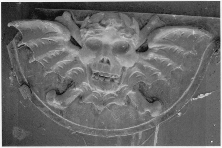 élément d'architecture, applique à tête de mort entre des ailes de chauve-souris - © Ministère de la Culture (France), Médiathèque du patrimoine et de la photographie (objets mobiliers), tous droits réservés