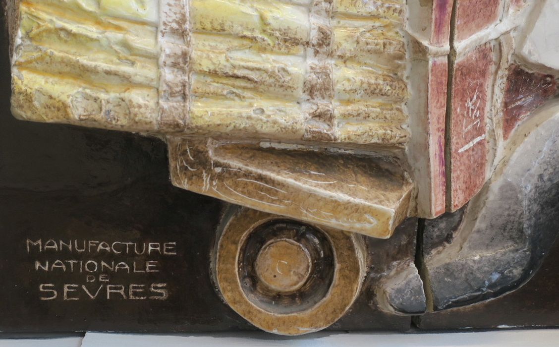 haut-relief : La poste aérienne, détail