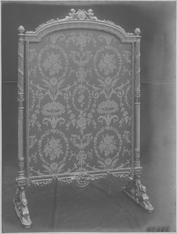 écran à feu du mobilier de salon Louis XVI provenant de la chambre de Marie-Antoinette, au château de Saint-Cloud