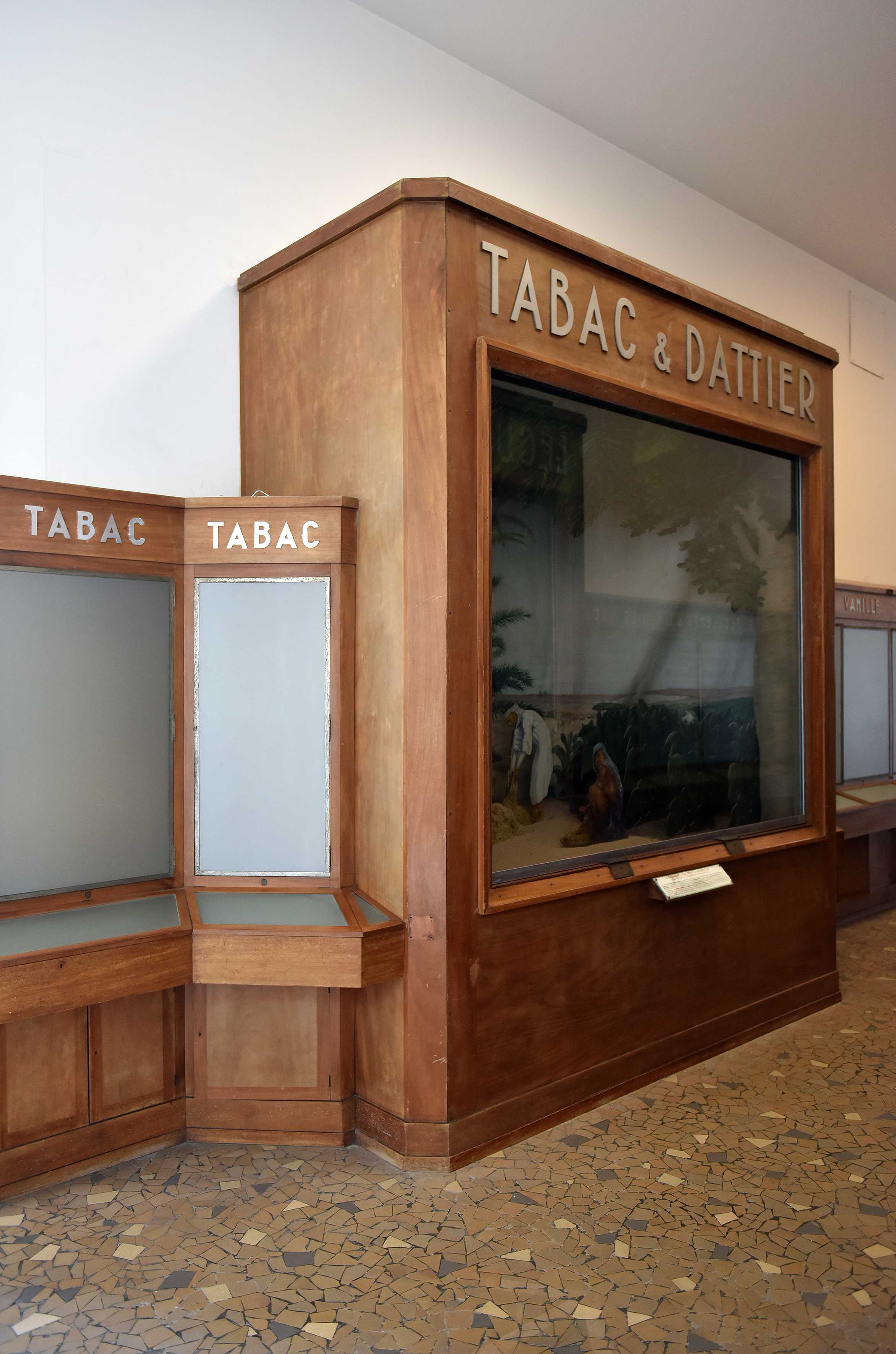 diorama complet (décor et meuble) : Tabac et Dattier en Algérie