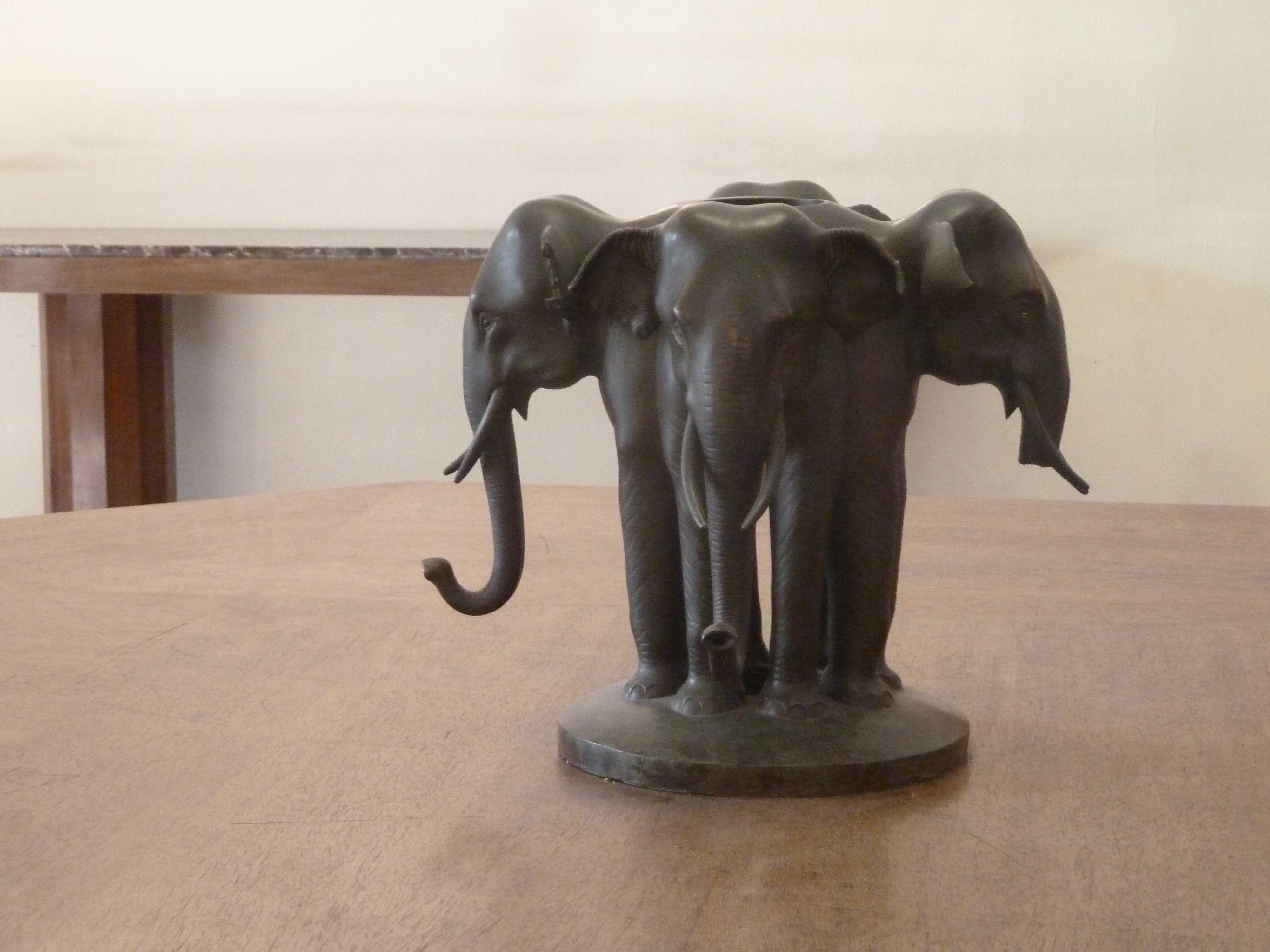 groupe sculpté : Éléphants