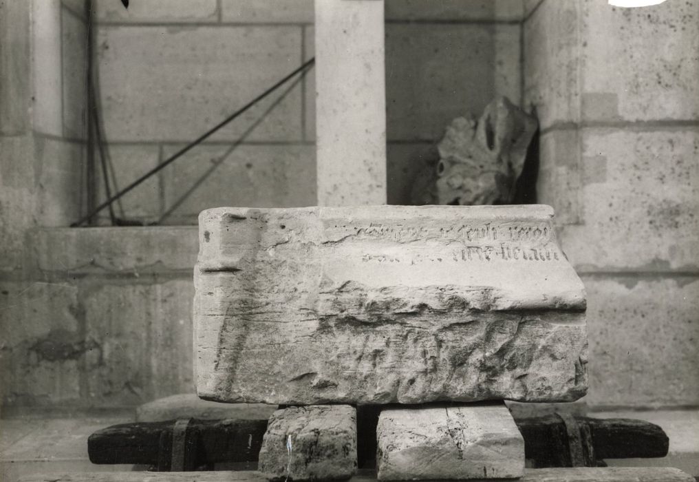 sculpture (fragment lapidaire avec inscriptions)