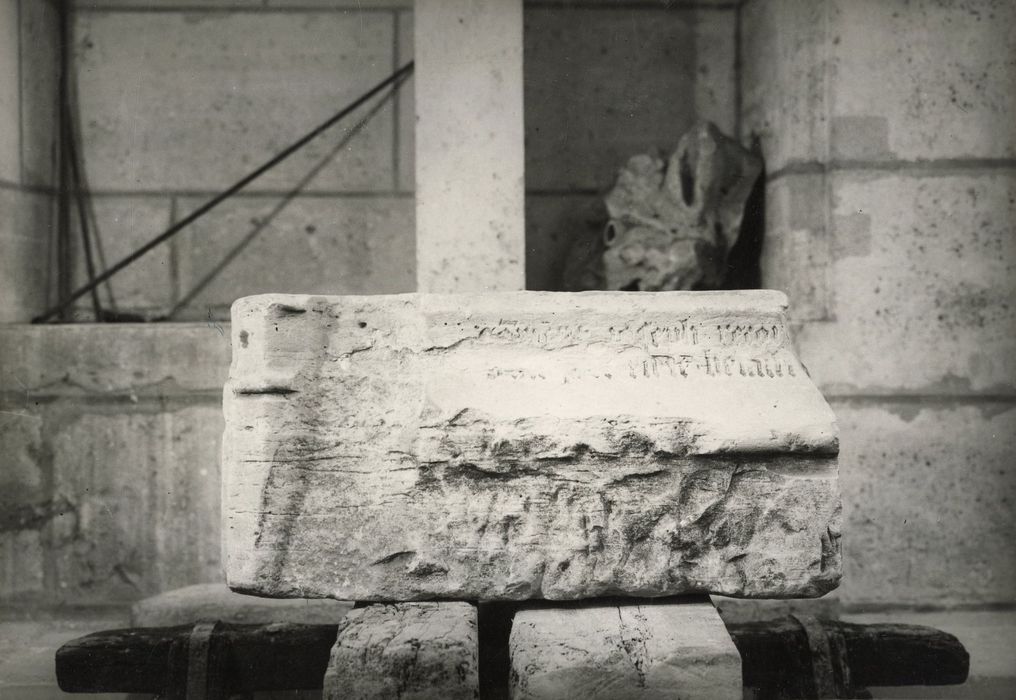 sculpture (fragment lapidaire avec inscriptions)