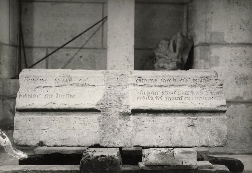 sculpture (fragment lapidaire avec inscriptions)