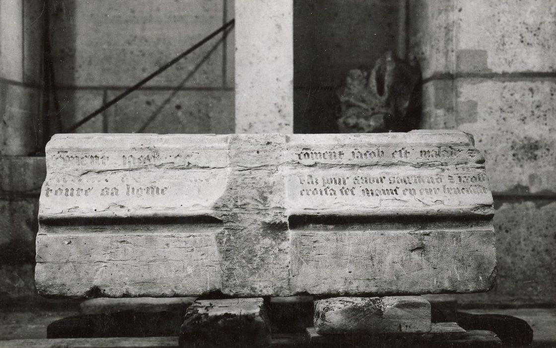 sculpture (fragment lapidaire avec inscriptions)