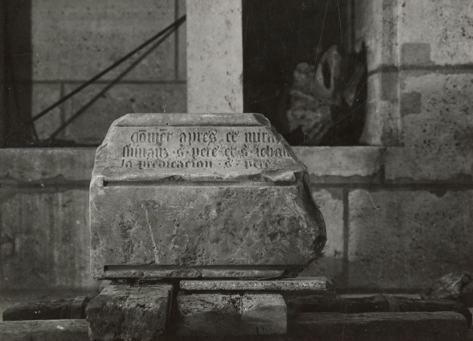 sculpture (fragment lapidaire avec inscriptions)