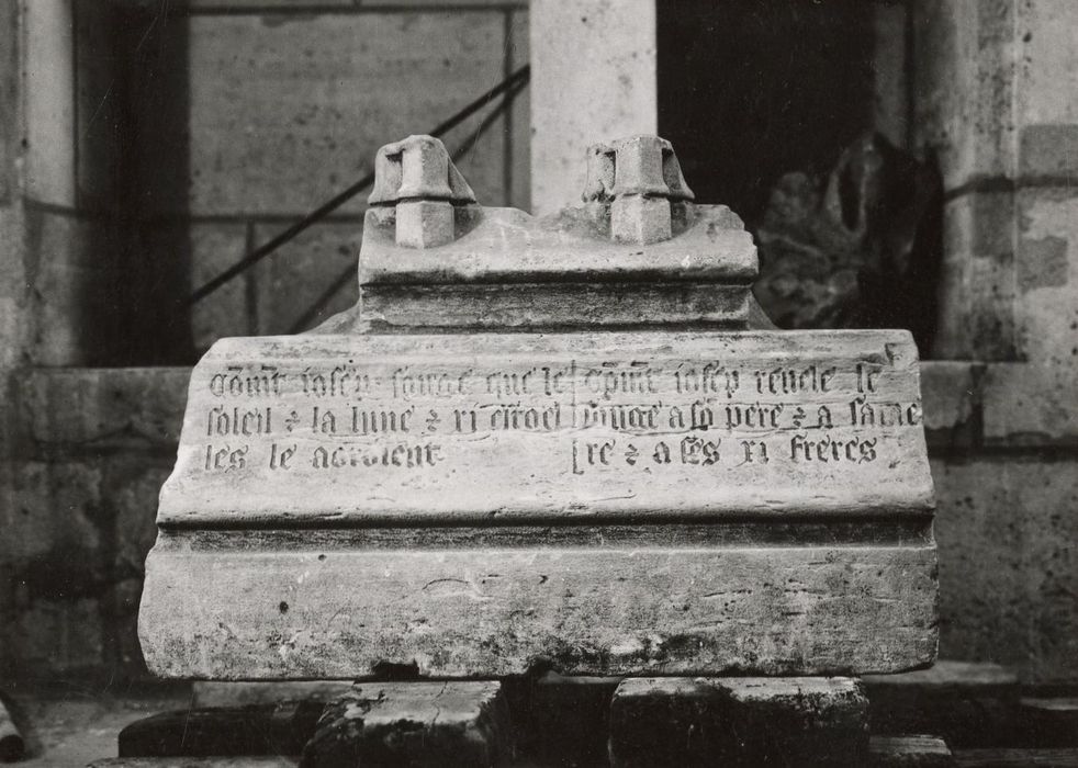 sculpture (fragment lapidaire avec inscriptions)