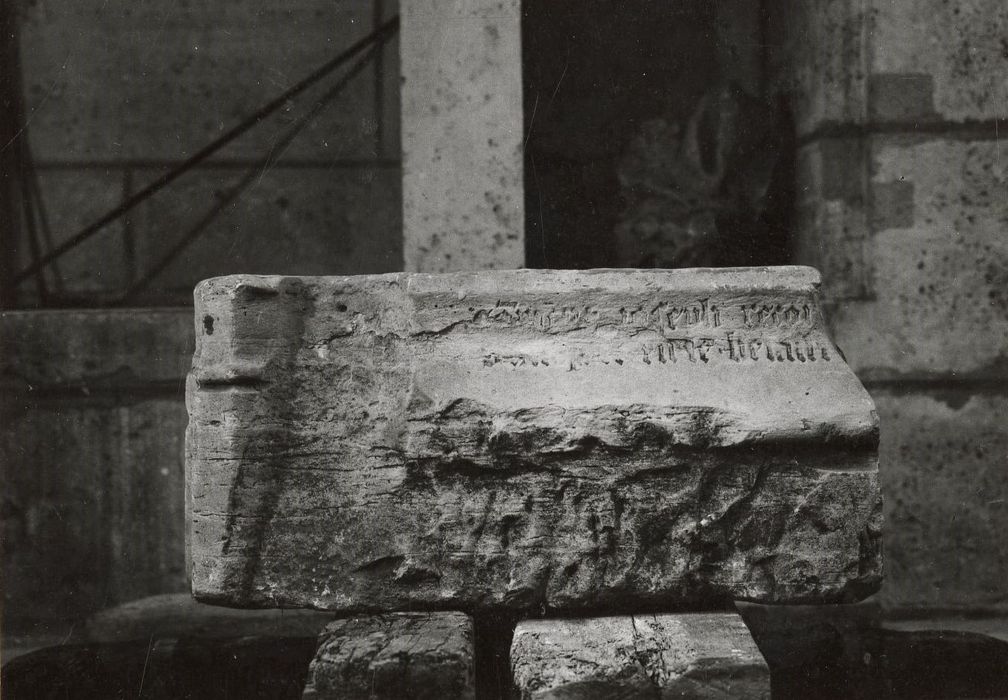 sculpture (fragment lapidaire avec inscriptions)