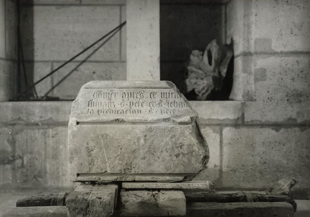 sculpture (fragment lapidaire avec inscriptions)