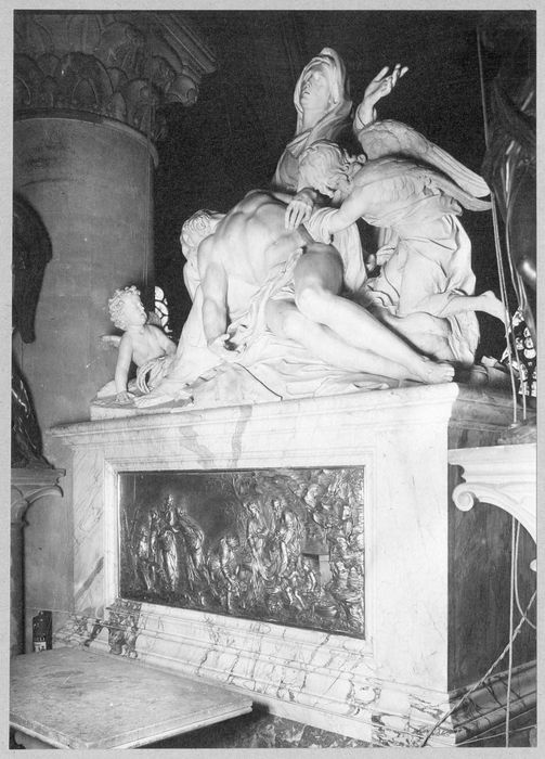 groupe sculpté : La Descente de Croix, bas-relief du socle : La Mise au tombeau