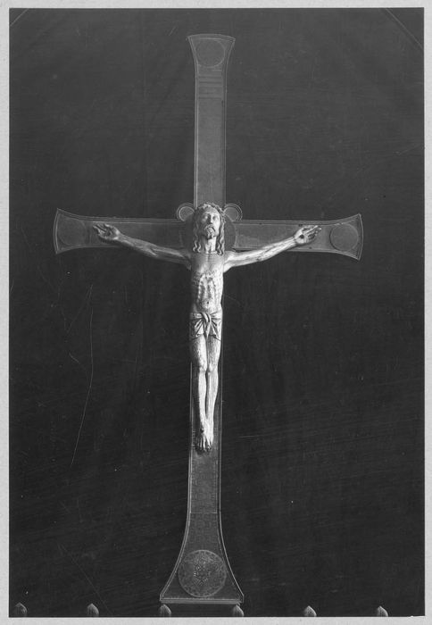 statue : Christ en croix