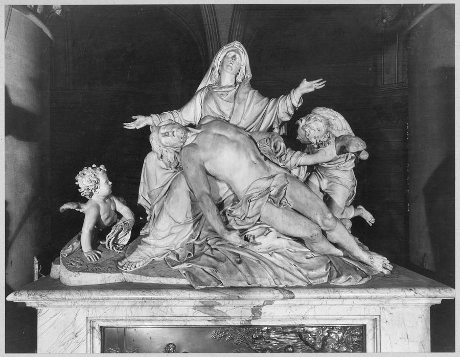 groupe sculpté : La Descente de Croix, bas-relief du socle : La Mise au tombeau
