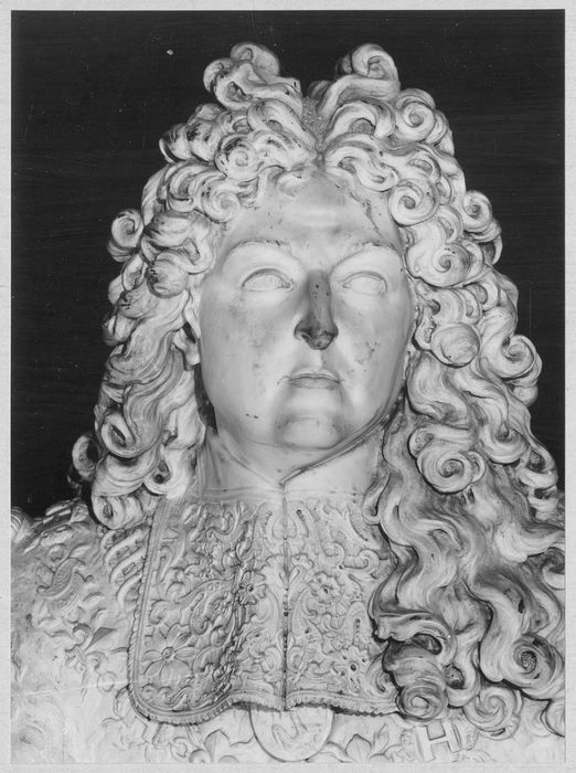 statue : Louis XIV agenouillé, détail