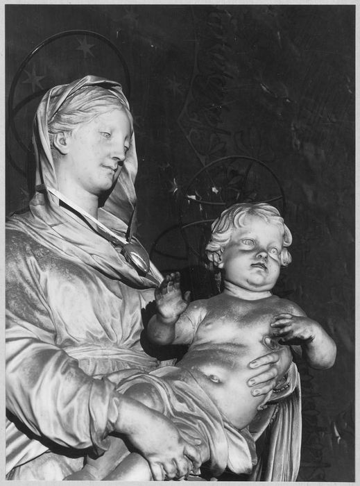 statue : Vierge à l'Enfant, vue partielle