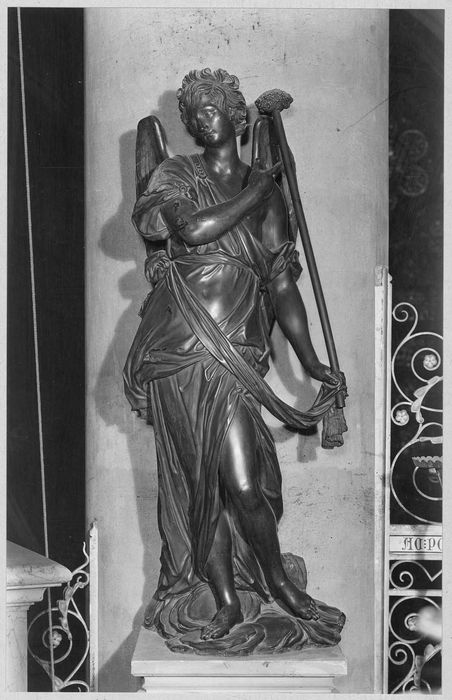 statue : Ange portant un Instrument de la Passion