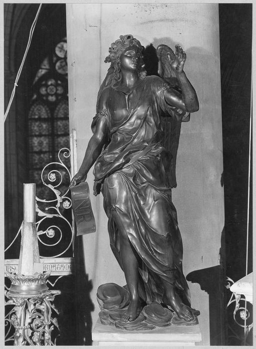 statue : Ange portant un Instrument de la Passion