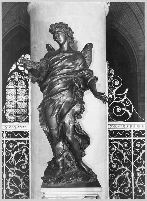 statue : Ange portant un Instrument de la Passion