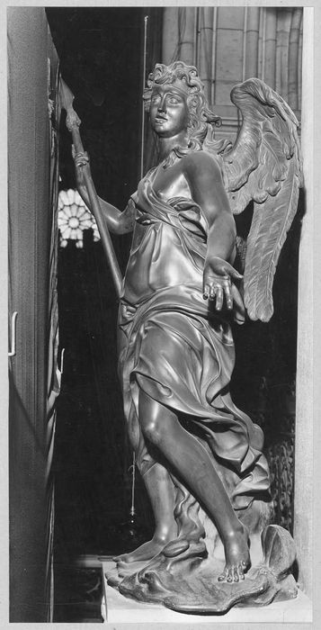 statue : Ange portant un Instrument de la Passion