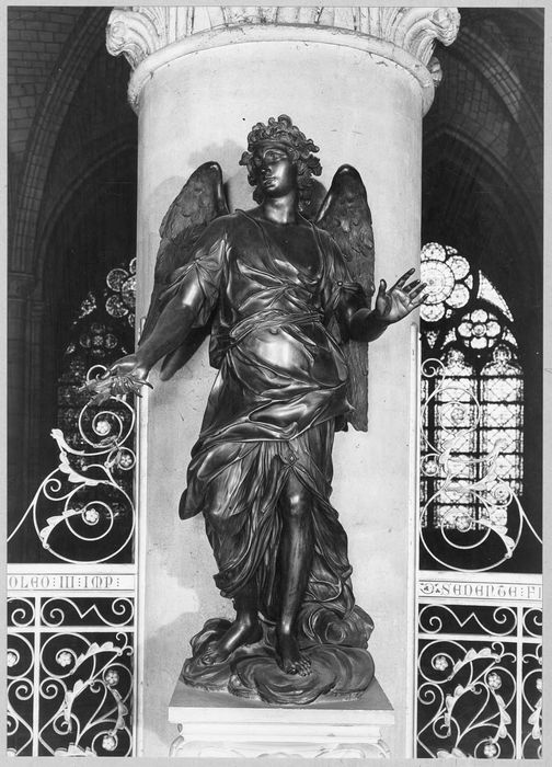 statue : Ange portant un Instrument de la Passion