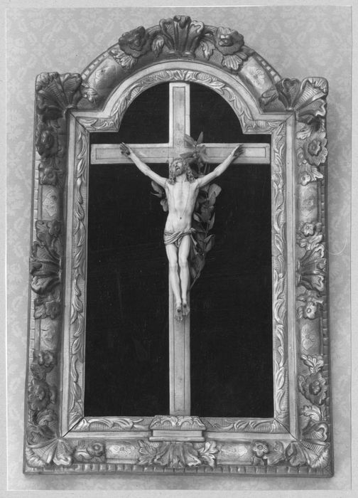 Croix encadrée : Christ en croix