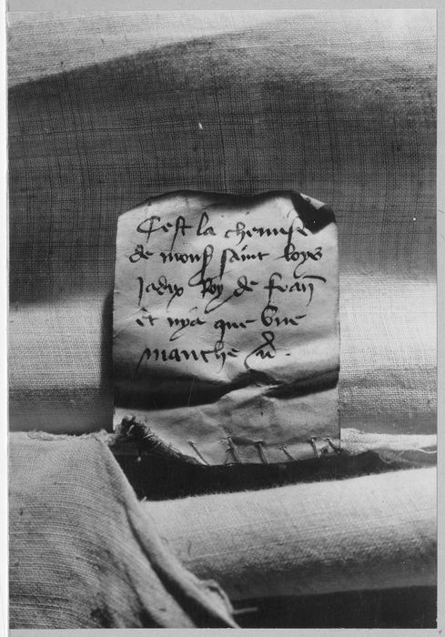 chemise de saint Louis, détail de l’étiquette cousue