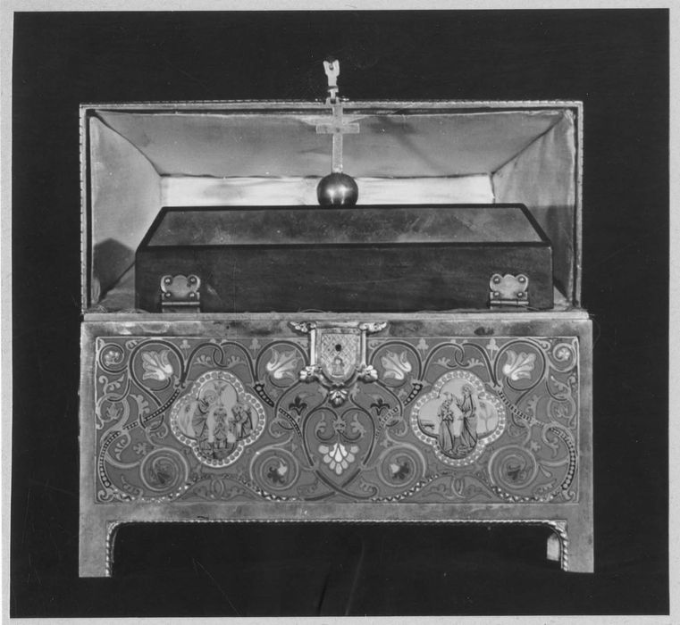 2 coffrets aux saintes huiles, 3 ampoules aux saintes huiles