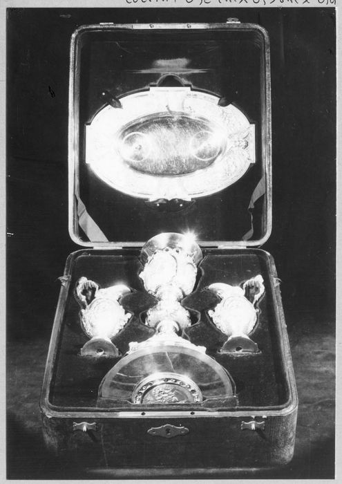 Chapelle dans son écrin : calice, patène, plateau à burettes, 2 burettes