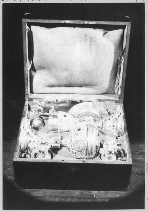 Chapelle dans son coffret : calice, ciboire, patène, plateau, 2 burettes, clochette d'autel