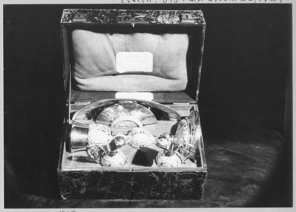 Chapelle de Monseigneur Feutrier, évêque de Beauvais : calice, patène, plateau et burettes dans leur écrin