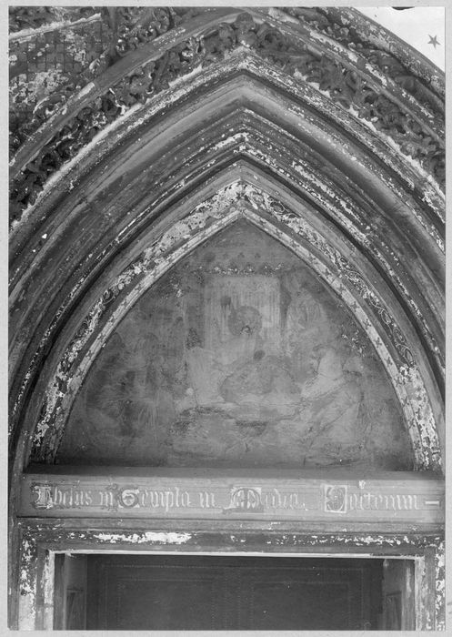 peinture monumentale du porche : Jésus Christ confie la mission apostolique aux Apôtres, à ses pieds, sainte Madeleine et sainte Clotilde entourées de saints et de saintes