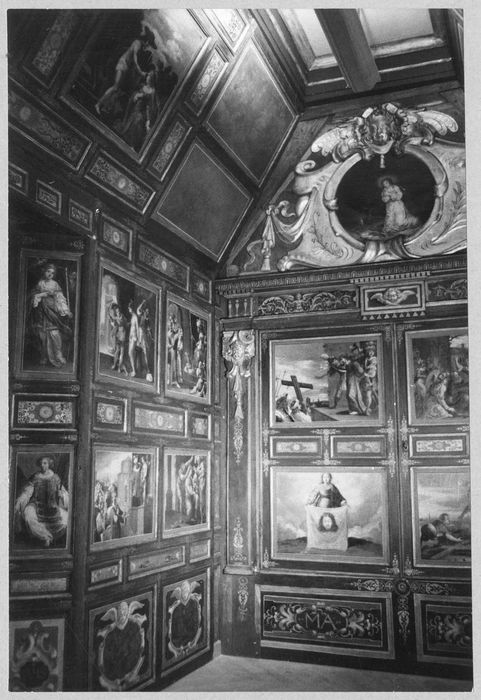 décor de la chapelle Scarron, tableaux : Le Christ au Jardin des Oliviers, Le Christ au tombeau, La Vierge agenouillée, et de nombreux panneaux peints et dorés : Sujets de la vie du Christ, ornements, vue partielle