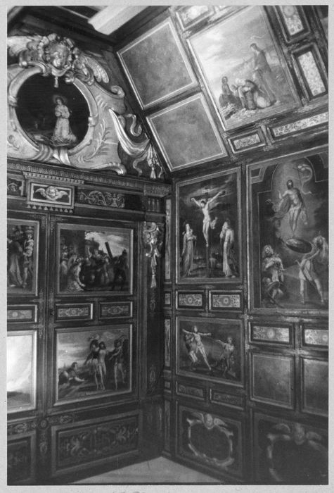 décor de la chapelle Scarron, tableaux : Le Christ au Jardin des Oliviers, Le Christ au tombeau, La Vierge agenouillée, et de nombreux panneaux peints et dorés : Sujets de la vie du Christ, ornements, vue partielle