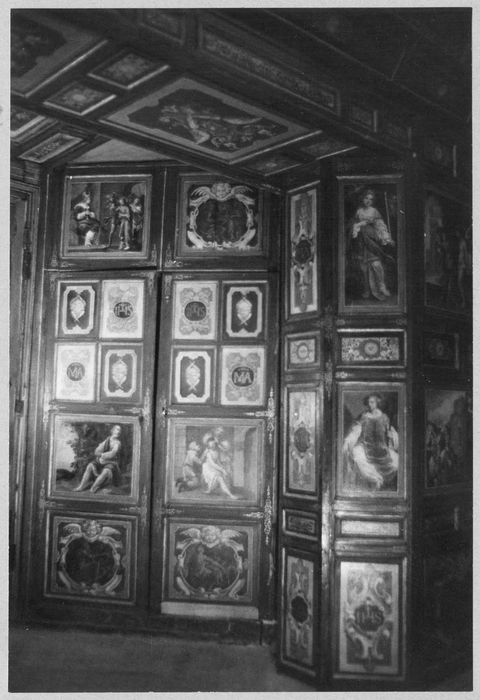 décor de la chapelle Scarron, tableaux : Le Christ au Jardin des Oliviers, Le Christ au tombeau, La Vierge agenouillée, et de nombreux panneaux peints et dorés : Sujets de la vie du Christ, ornements, vue partielle