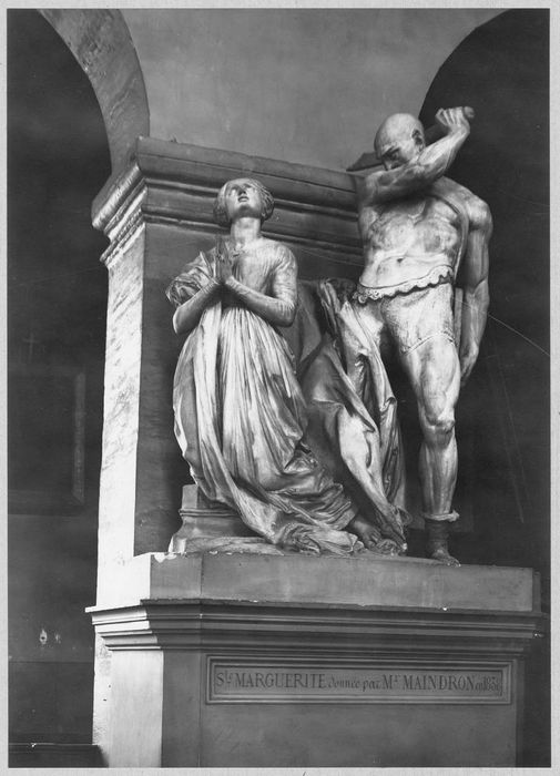 groupe sculpté : Sainte Élisabeth faisant l’aumône