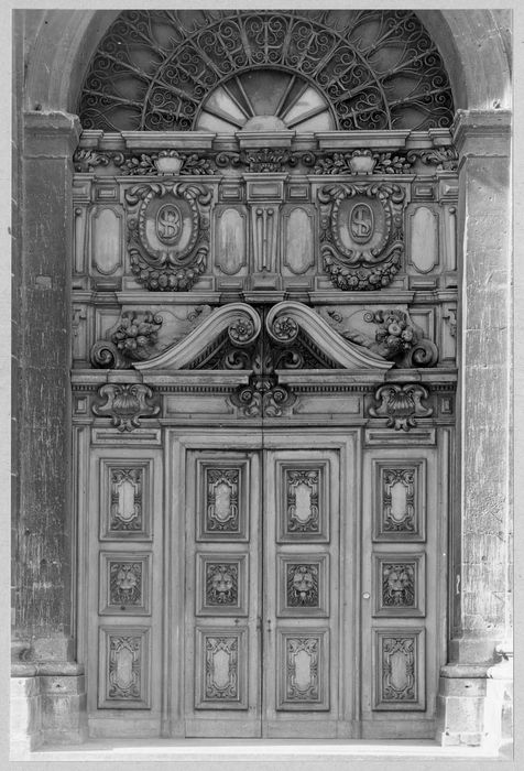 vantaux centraux du portail de la façade principale