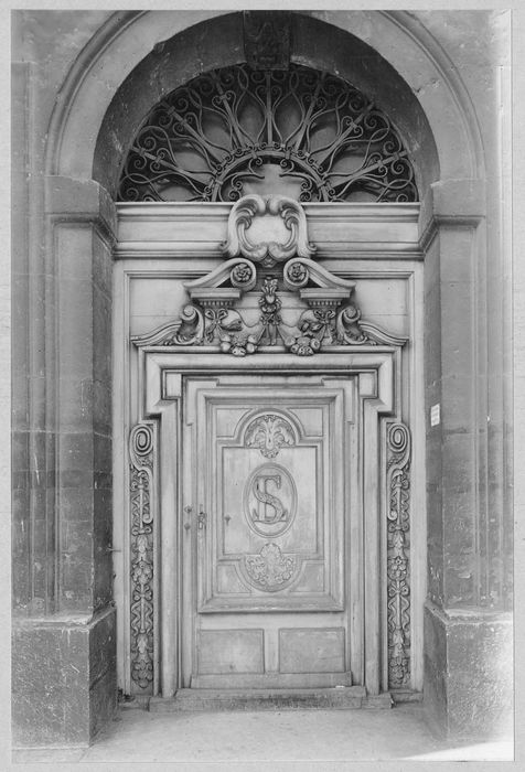 vantail latéral du portail de la façade principale