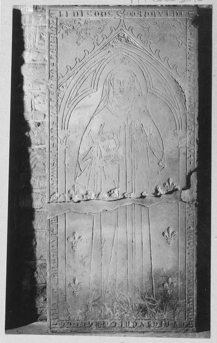 dalle funéraire de Mahaut du Fresnoy, 10e abbesse de Montmartre