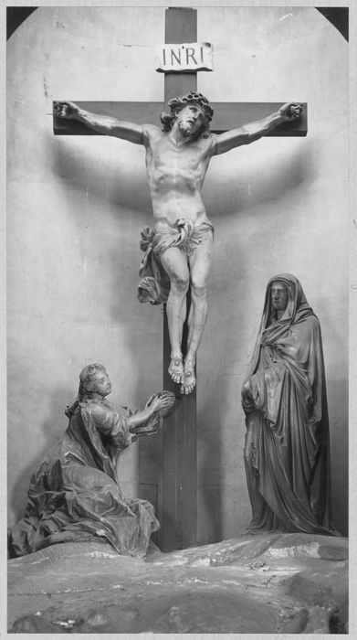 statues : Le Christ en croix, Vierge du calvaire, Comtesse de Feuquières (la)