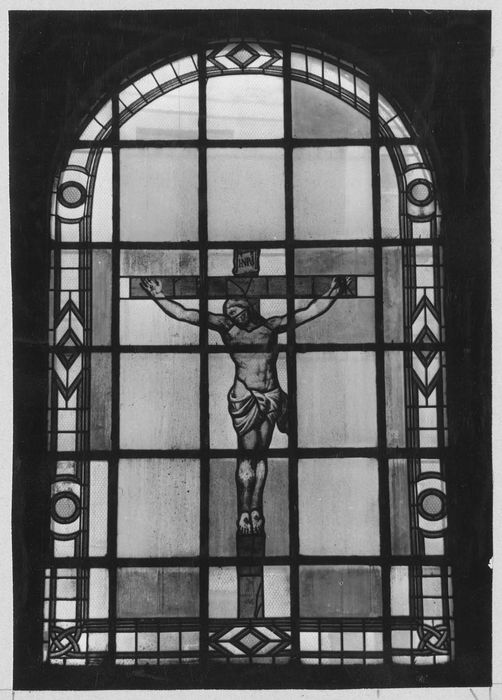 verrière de la chapelle des fonts baptismaux : Christ en croix