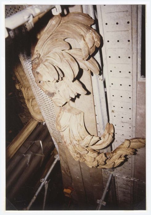 orgue de tribune, détail d’un ornement déposé