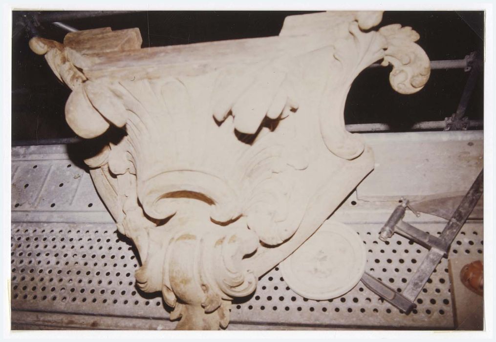 orgue de tribune, détail d’un ornement déposé