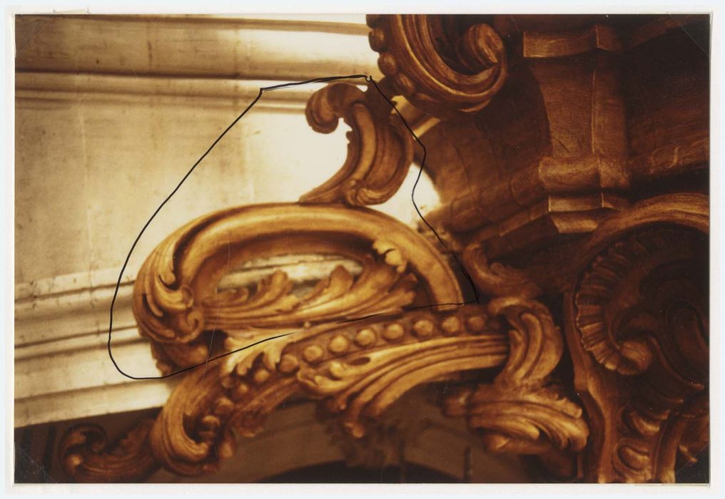 orgue de tribune, détail d’un ornement possiblement ajouté au 19e siècle