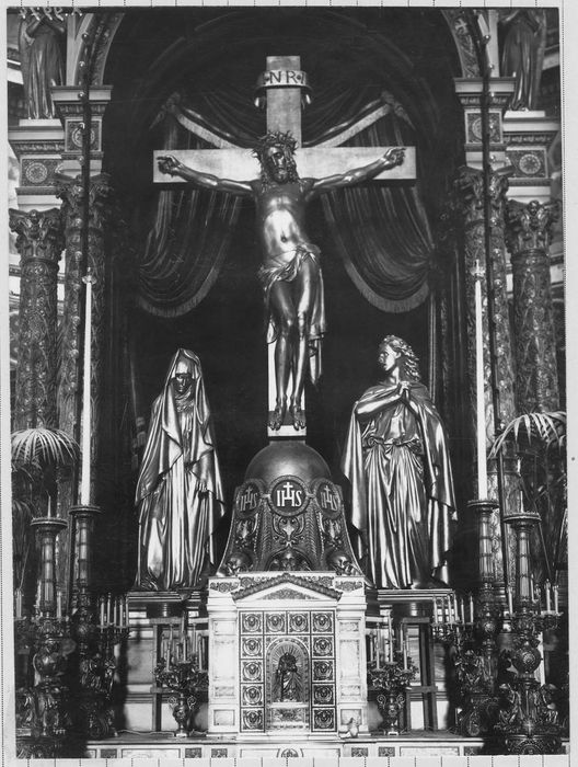 statues (calvaire) : Christ en croix entre la Vierge et saint Jean
