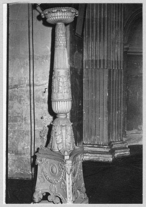 2 chandeliers (torchères)