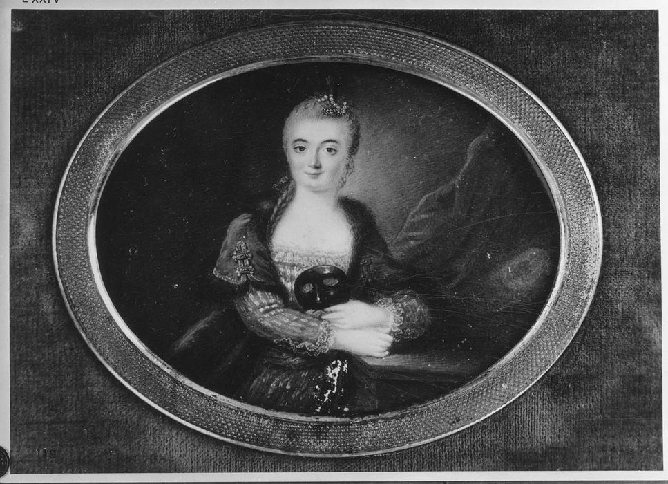 Miniature : Portrait de femme en costume de bal, un loup noir à la main