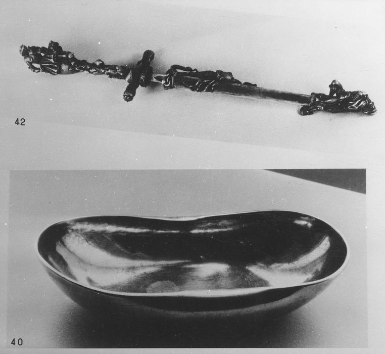 tasse à eau d'officier ; dague du 6e (?) duc de Richelieu dans un fourreau 