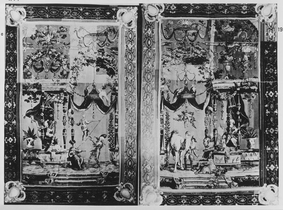 Deux pièces murales (paire) : Baladins sur fond de grotesques, Un Voyageur descend de chameau devant un roi assis sur son trône sur fond de grotesques